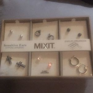 Lot including a Six pairs hypoallergenic earrings in jewelry box